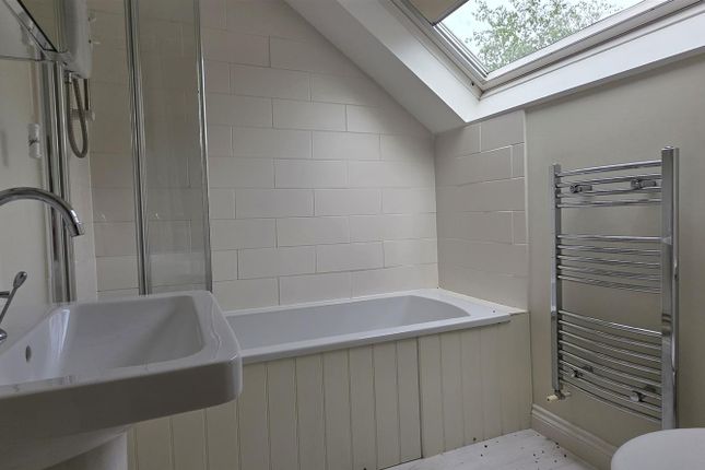 Bathroom Bed3.Jpg