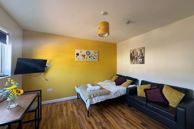 1-bed flat on Fernbank Avenue, Wembley, £1,200/mo
