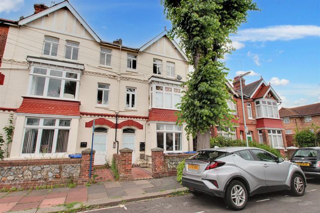 Thumbnail Flat for sale in Warwick Gardens, Worthing