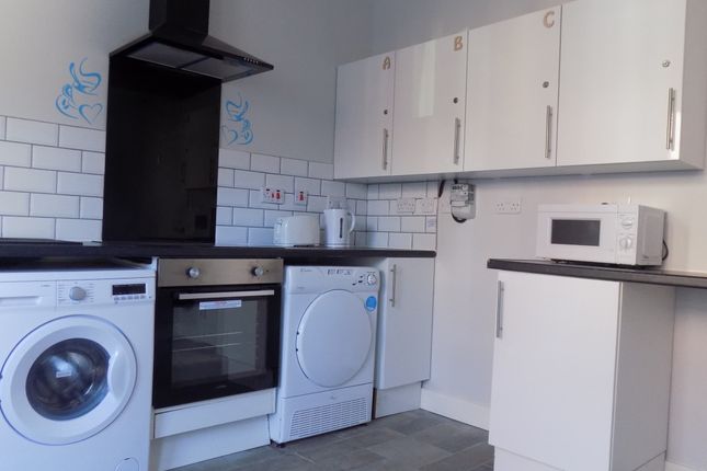 End terrace house to rent in Ashburnham Road, Luton, Bedfordshire