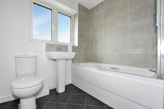24, Robinson Crescent, Crawley photo 4