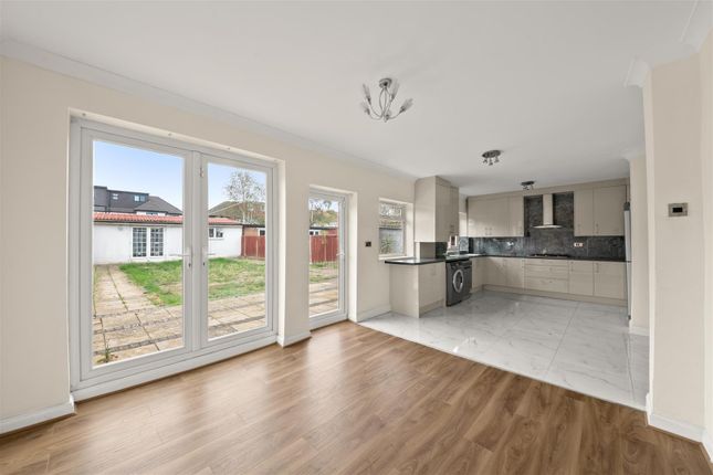 46, Crosslands Avenue, Southall photo 3