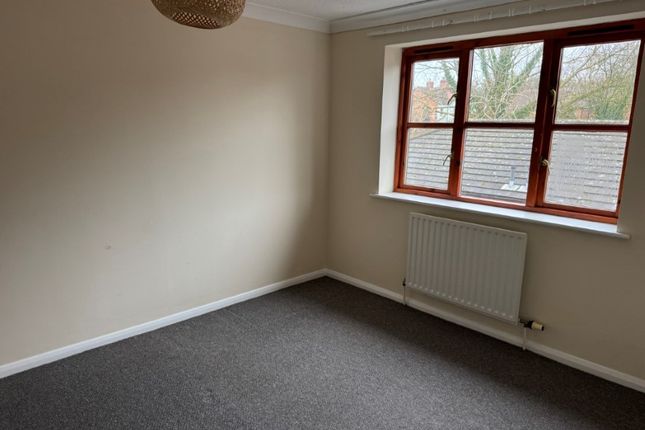 9 Rugby Court, Grantham photo 2