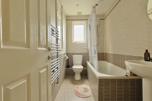 27, Stuart Court, Newcastle upon Tyne photo 4