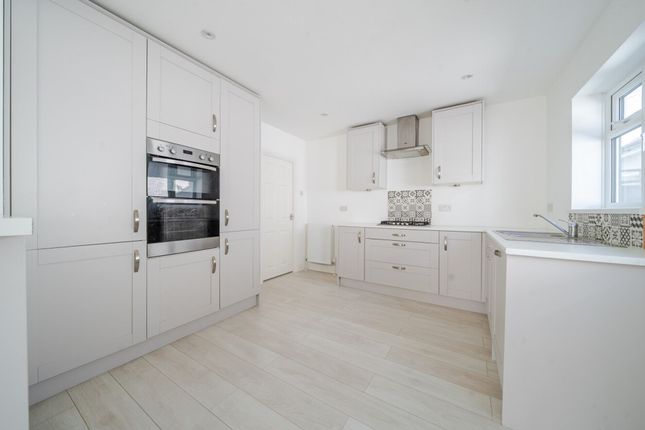 90 Limmer Lane, Bognor Regis photo 2