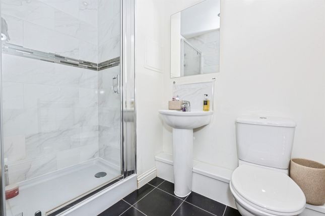 117, Draper Close, Grays photo 3