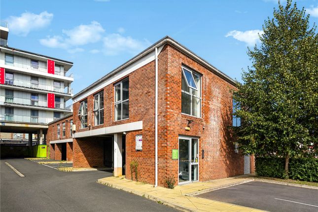 Flat 3, 111, The Greenway, London photo 5