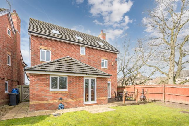 3, Oaklands, Wombourne photo 2