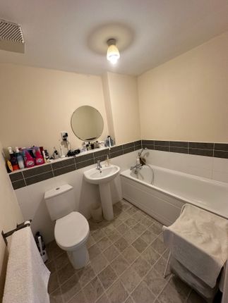 Flat 7 De Havilland Square, Piper Way, Greater London photo 4