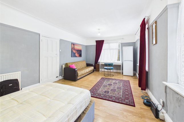 Studio house on Old Church Road, Chingford, £900/mo