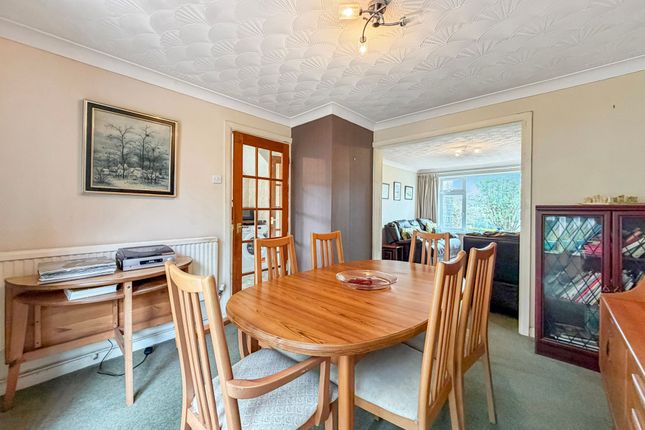 2 Tenby Court, Caerphilly photo 4