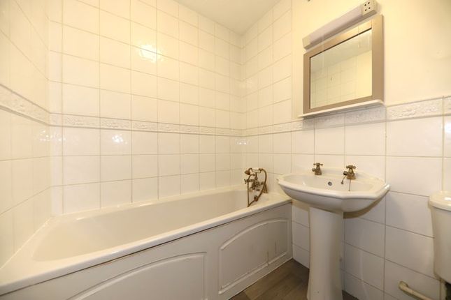 Flat for sale in Salters Close, Rickmansworth