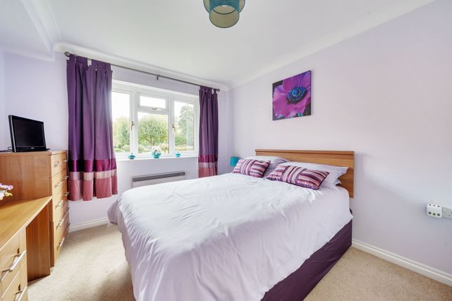 Flat for sale in Crescent Dale, Shoppenhangers Road, Maidenhead
