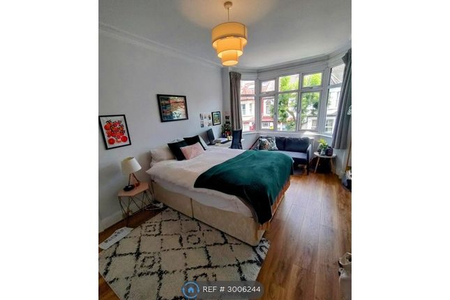 E Brudenell Road, London photo 3