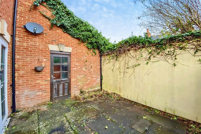14, Walton Green, Aylesbury photo 4