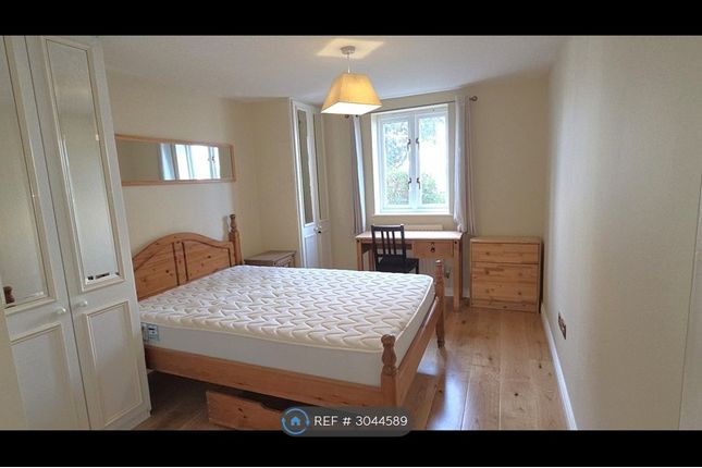 Ft  Pennington Court, Rotherhithe St, London photo 3