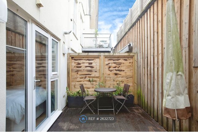 Flat, Trinity Mews, London photo 3
