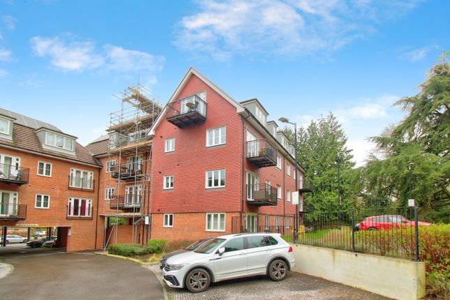 Flat for sale in Cardew, Crowthorne Road, Bracknell