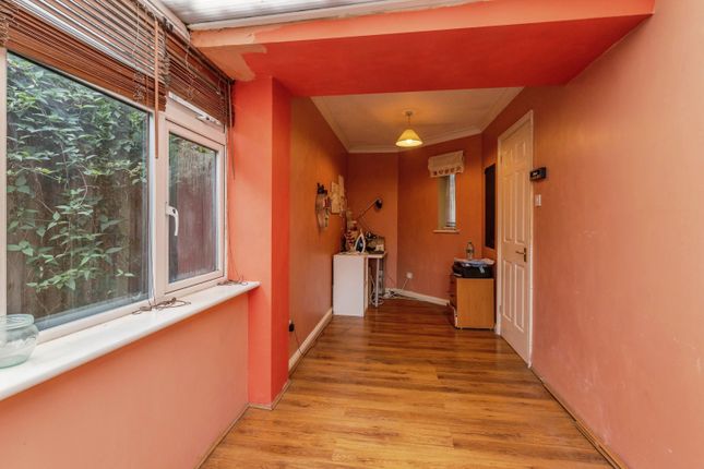 32, Amersham Avenue, Basildon photo 4