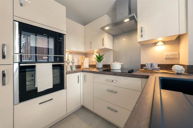 Flat for sale in Outwood Lane, Chipstead, Coulsdon, Surrey