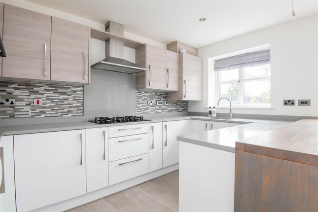8, School Close, Leyland photo 3