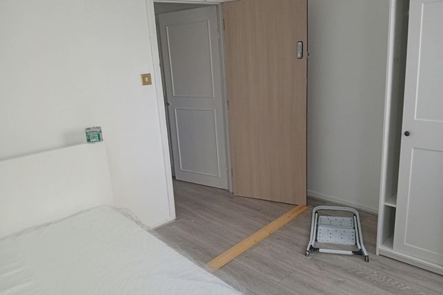 6 Kemps Drive, London photo 4