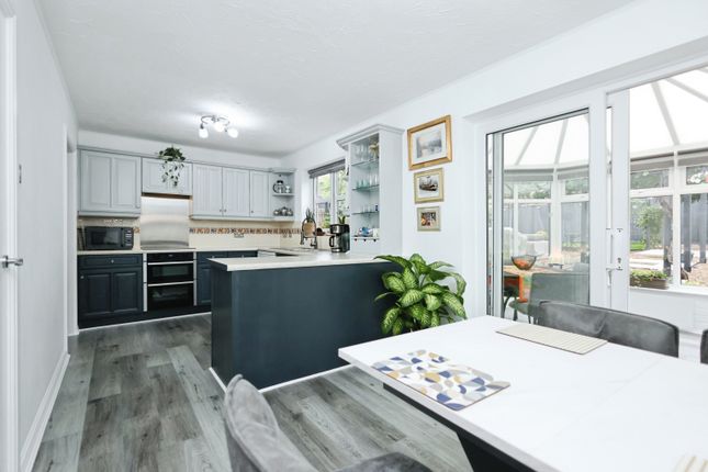 35, Swan Drive, Droitwich photo 4