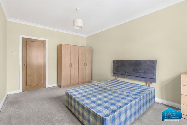 Flat to rent in Great North Road, East Finchley, London