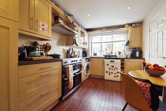 24, Clos Yr Wylan, BARRY photo 3