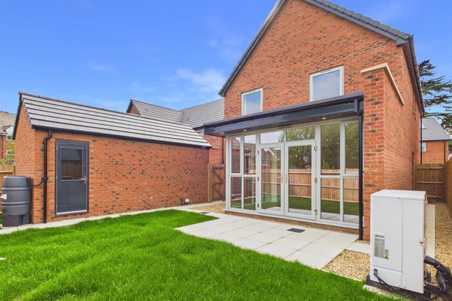 10, Martins Paddock, Gloucester photo 4