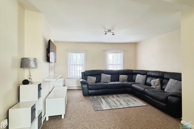 Flat 3, 35, Bullfields, Snodland photo 4