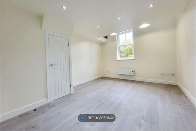 Flat, Wellington Road South, Stockport photo 4