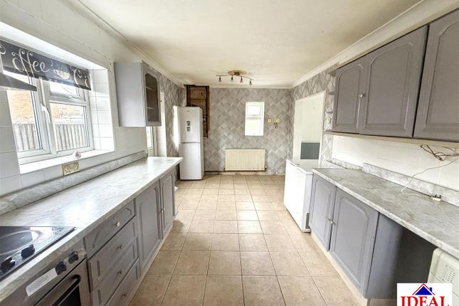 72, Chestnut Avenue, Carcroft, Doncaster photo 2