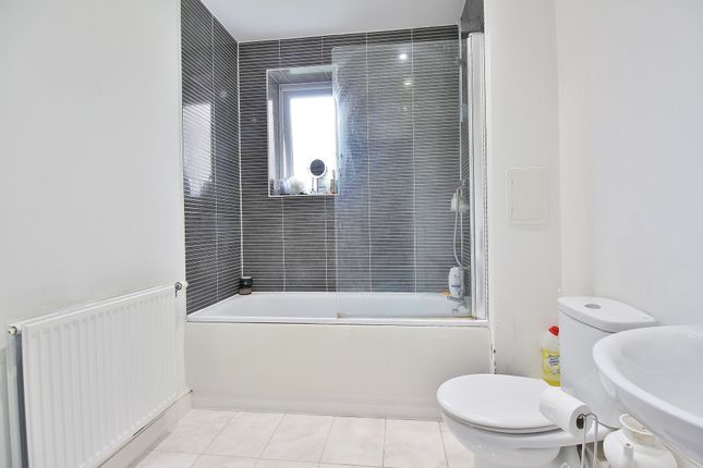 Flat for sale in Hunting Place, Hounslow