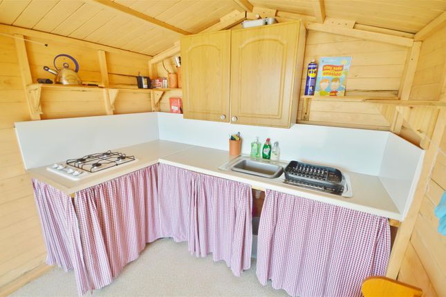 A18 Beach Hut, Marine Parade East, Clacton-On-Sea photo 3