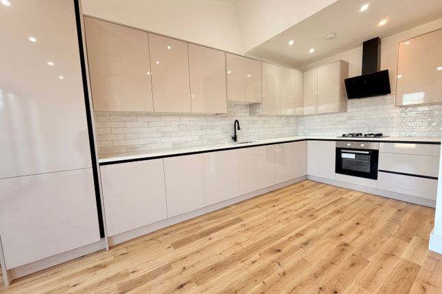 10, Freshwell Avenue, Romford photo 3