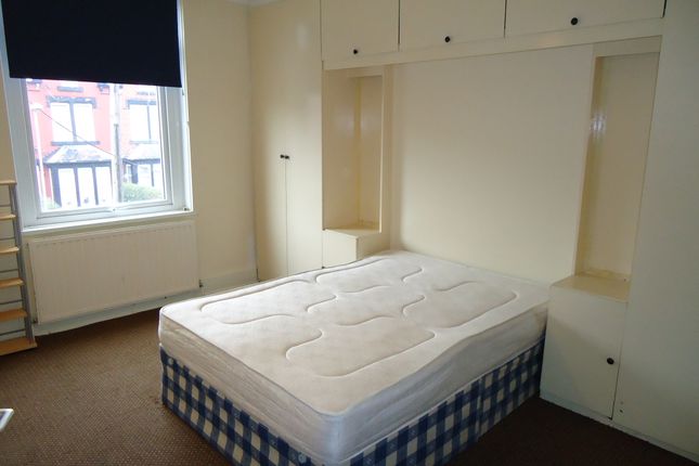 16, Cross Flatts Drive, Leeds photo 4