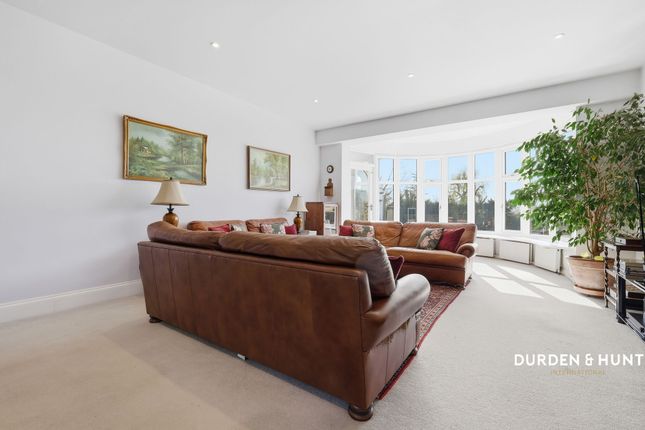 39 Traps Hill, Loughton photo 3