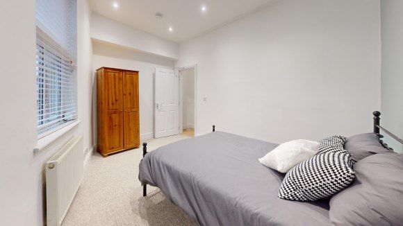 Whcqao9Rjbm-Bedroom