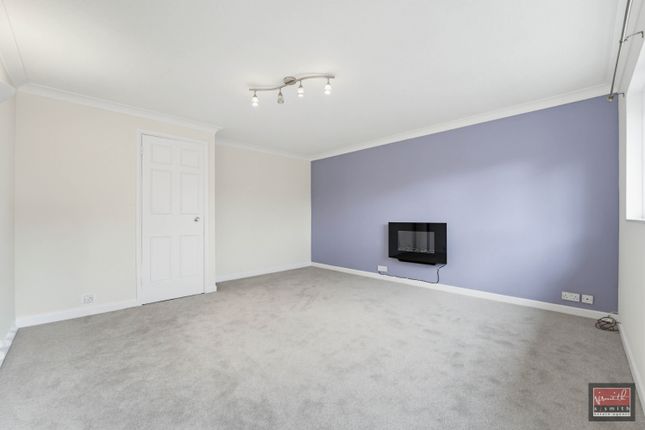 6, Benwell Court, Sunbury-on-Thames photo 3
