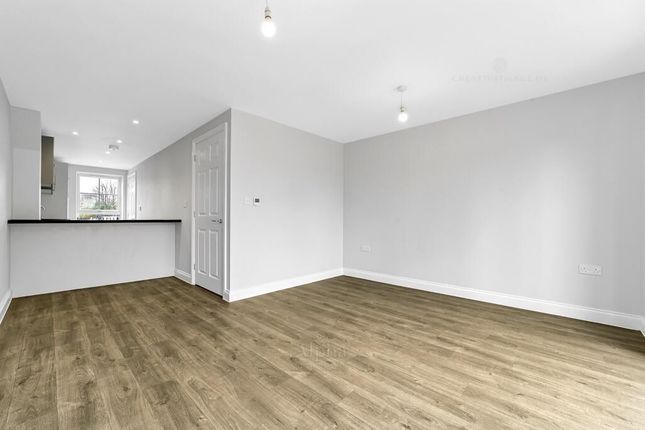 2, Johnson Close, Egham photo 4