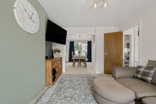 26, Monmouth Court, Caerphilly photo 3