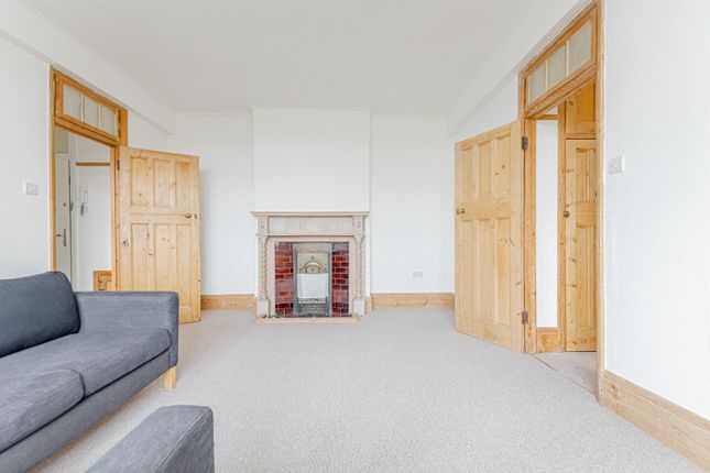Flat to rent in Langbourne Avenue, London