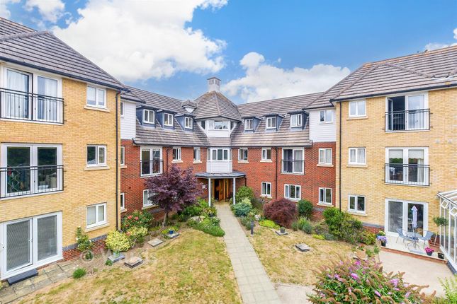 1-bed flat on Windsor Court, Hoxton Close, Ashford, £100,000