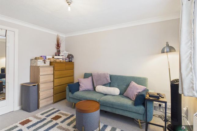 Hollin Court, Northgate photo 2