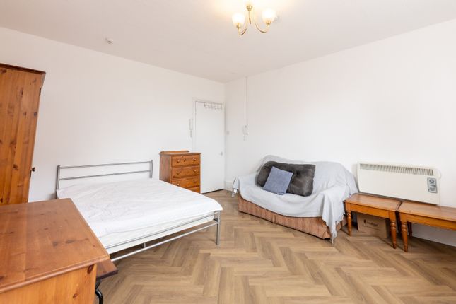 Flat 21, 7 De Vere Gardens, London photo 3
