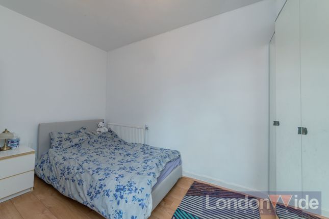 Flat for sale in John Aird Court, Howley Place, London