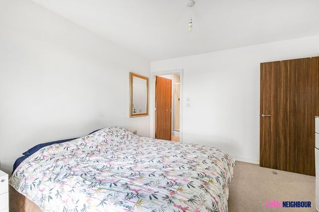 Flat to rent in Crested Court, London