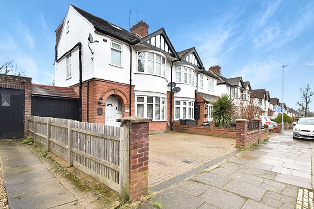 5-bed semi-detached on 15, Wychwood Avenue, Luton, £500,000