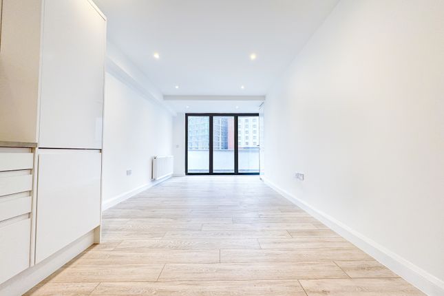 Flat to rent in Palace Apartments, 49-53 The Parade, Watford, Hertfordshire